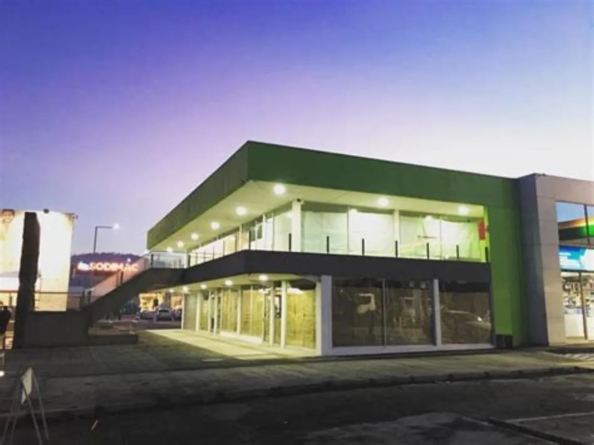 Strip Center Los Robles